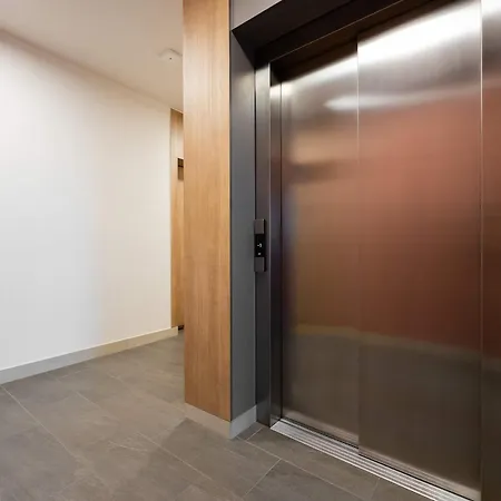 Modern In With Garden And Parking By Renters *