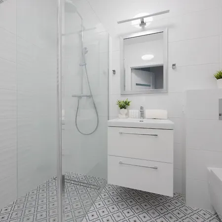 Modern In With Garden And Parking By Renters 아파트 *