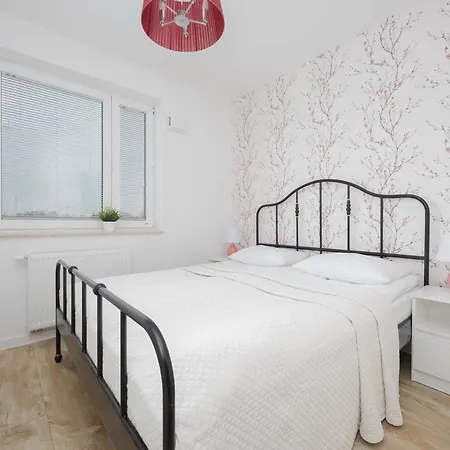 Modern In With Garden And Parking By Renters