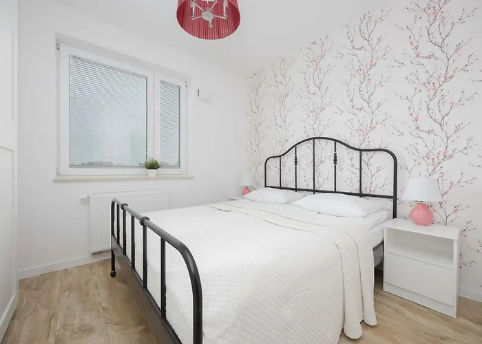 Modern In With Garden And Parking By Renters