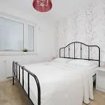 Modern In With Garden And Parking By Renters
