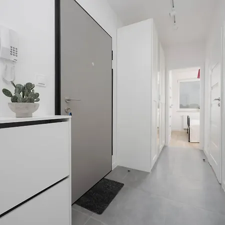 Modern In With Garden And Parking By Renters ワルシャワ